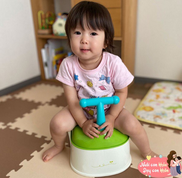 Bố mẹ có thể hướng dẫn trẻ học cách tự chăm sóc bản thân ở nhà trước.