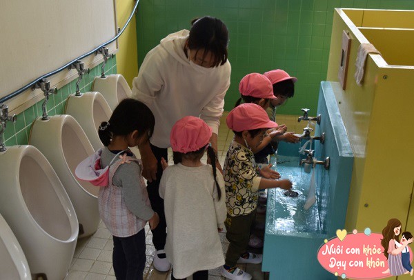 Giáo viên ở trường mẫu giáo phải hướng dẫn cho nhiều trẻ cùng một lúc.