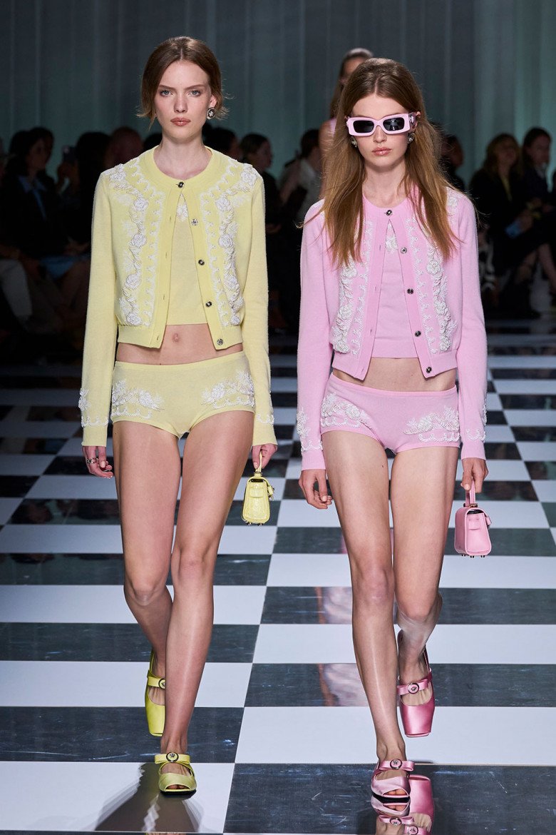 Bộ sưu tập Versace Xuân Hè 2024 lăng xê xu hướng no pants một cách táo bạo.