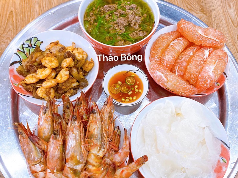 Tôm hấp - Củ cải xào - Tôm thịt rang - Canh tôm bầu - Bưởi da xanh.
