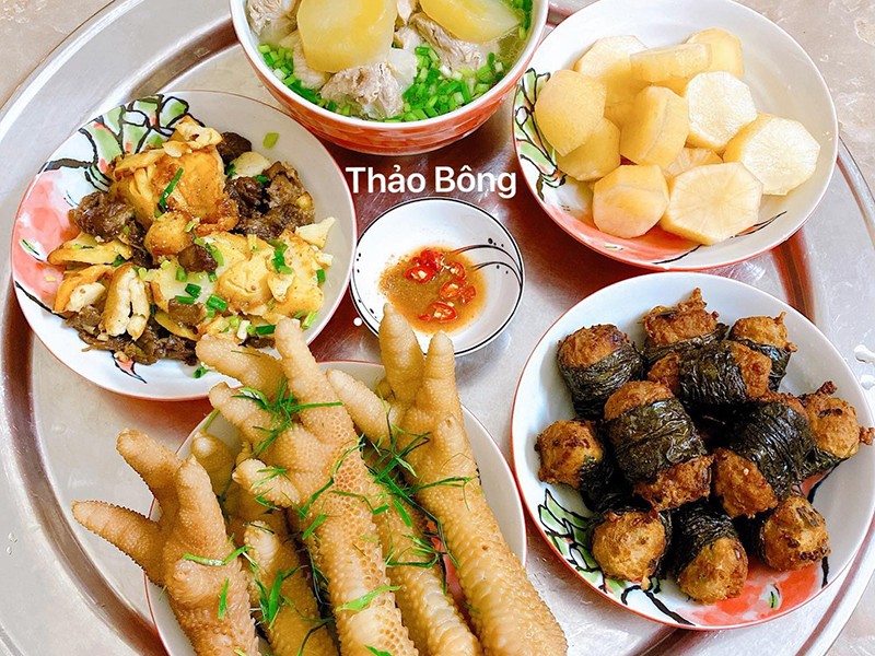 Chả xương sông - Lõi bò xào khoai tây - Canh sương nấu củ sâm đất - Chân gà luộc - Củ sâm đất.
