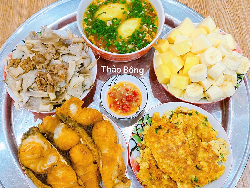 Cá rán - Trứng đúc thịt - Nấm xào thịt bò - Canh xoài xanh thịt băm.
