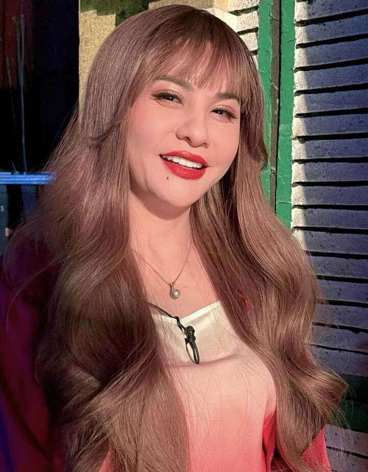 Thuở mới công khai bạn trai Việt Kiều, Cát Phương tô son đỏ kết hợp với kiểu trang điểm và đội tóc giả xì tin bất ngờ. 