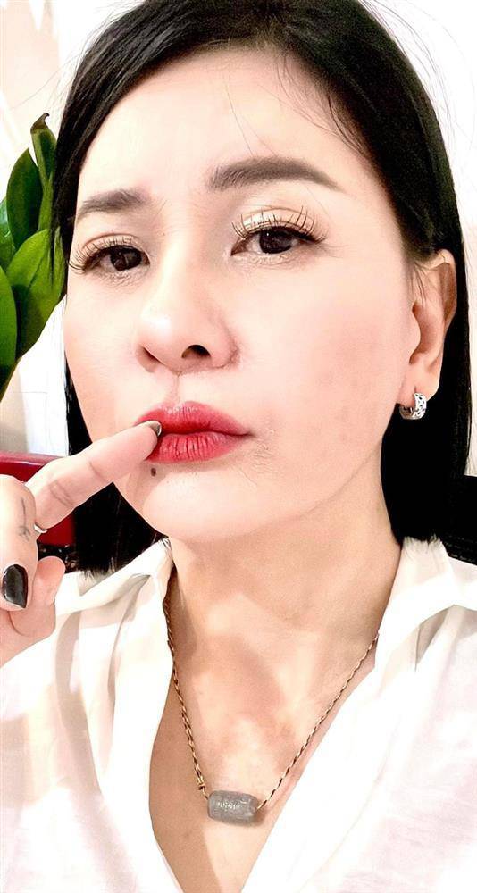 Nữ diễn viên có sở thích thoa son môi đỏ nổi bật. 