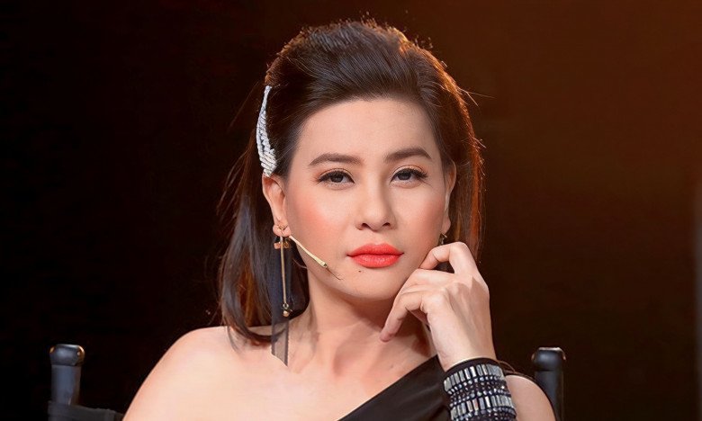 Cát Phượng từng có lối trang điểm tông cam không quá chói phù hợp với nhan sắc lẫn độ tuổi của cô. 