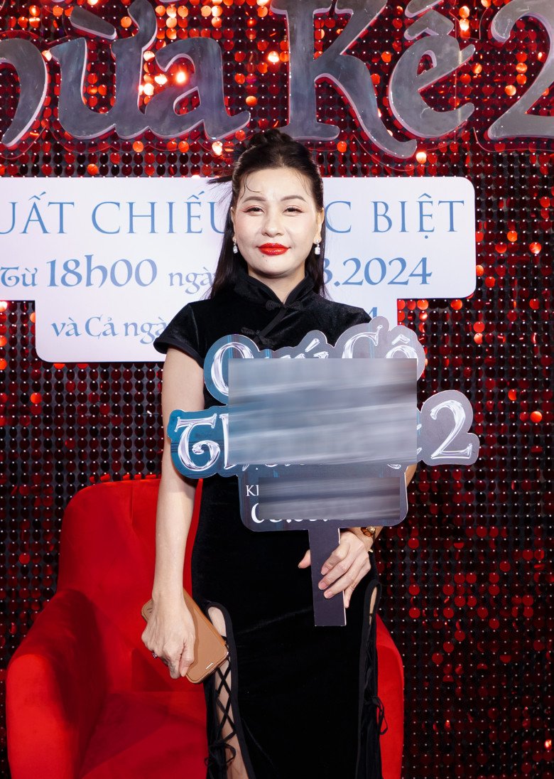 Cát Phượng trông trắng bệch qua ống kính chụp của phóng viên sự kiện.