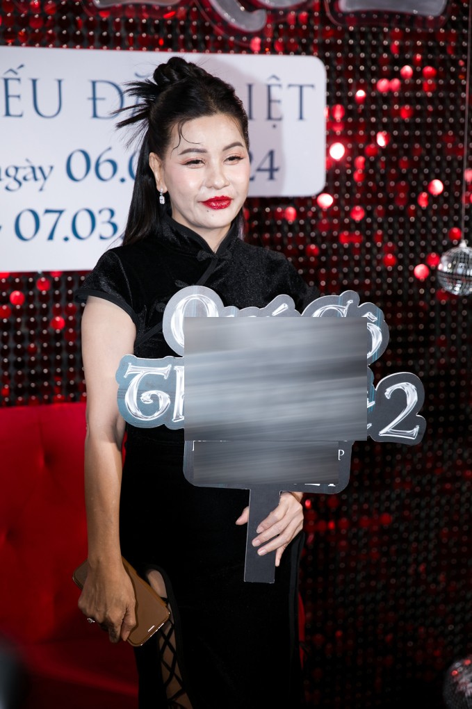 Ở một số góc chụp trông gương mặt cô có vẻ hơi cứng, sưng và thiếu tự nhiên đôi chút.