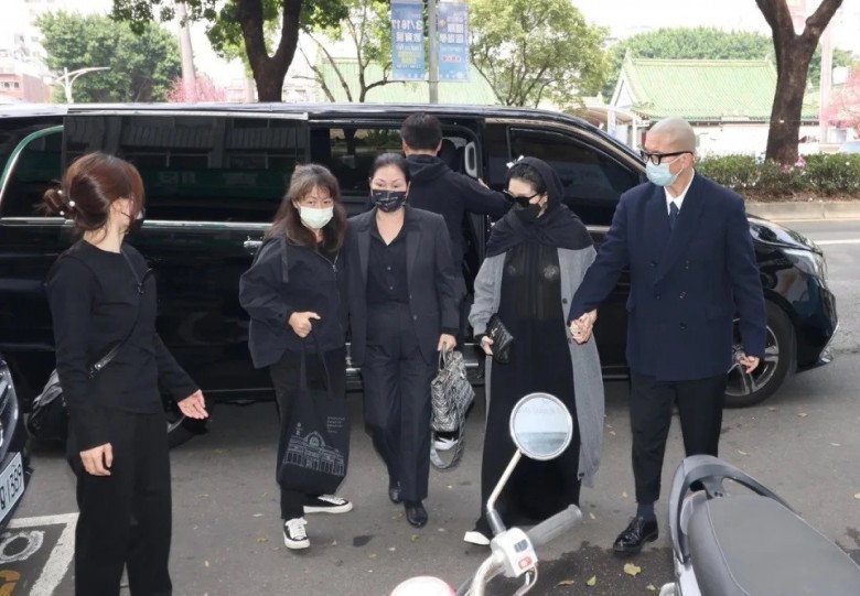 Gia đình Đại S đến viếng cha chồng Từ Hy Đệ. Bộ trang phục của Đại S gây tranh cãi.