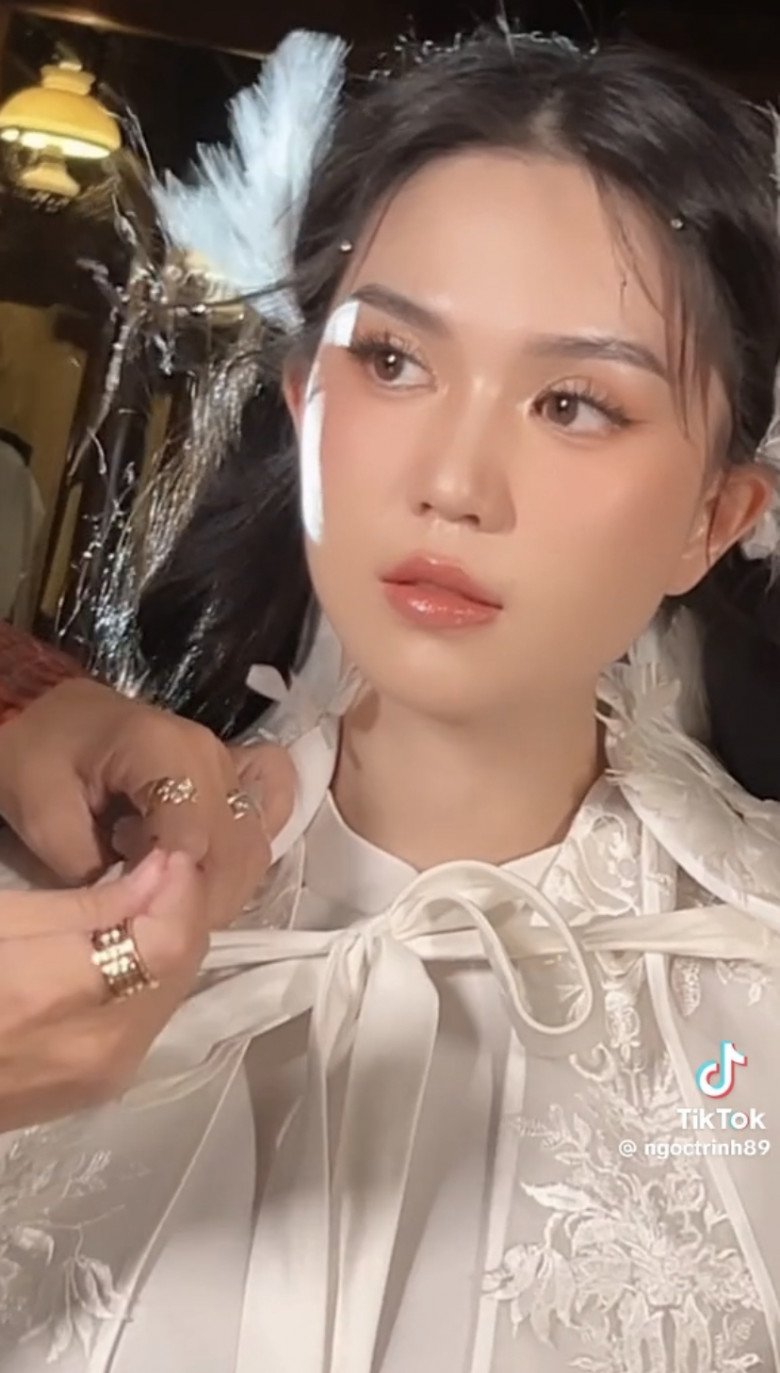 Cô lựa chọn makeup theo phong cách Douyin trong trẻo và tươi sáng ghi điểm lớn trong người hâm mộ.