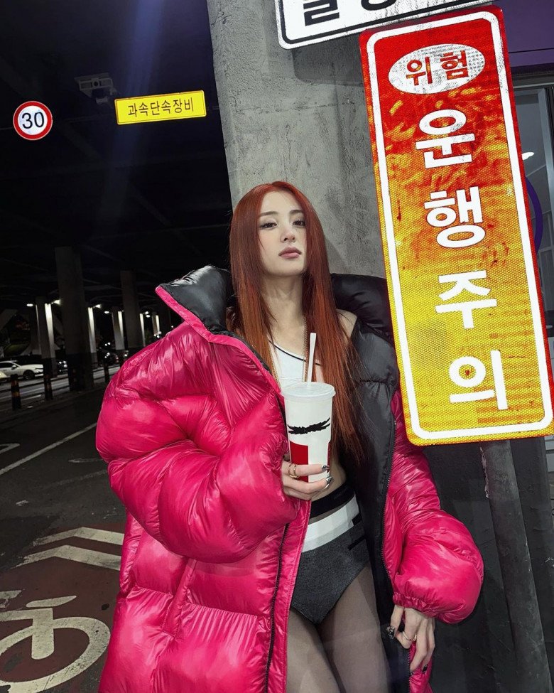 Huh Yun-jin, thành viên nhóm nhạc nữ LE SSERAFIM gây tranh cãi khi mặc quần lót tất đen quảng bá sản phẩm mới.