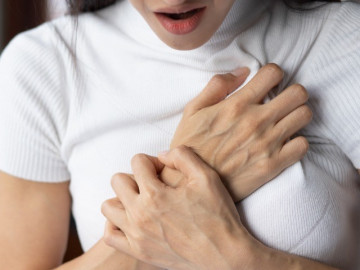 Người phụ nữ có vòng 1 khủng bất ngờ phát hiện bệnh nguy hiểm, chị em ngực nhỏ hay lớn dễ mắc ung thư hơn?