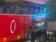 Tin tức - Hai học sinh rơi từ ôtô xuống đường