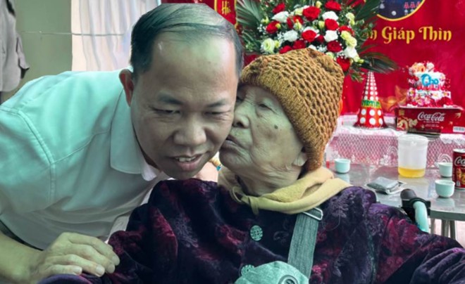 Với ông Hương, điều quan trọng nhất giờ đây là chăm mẹ thật tốt để mẹ sống với các con cháu được lâu hơn.
