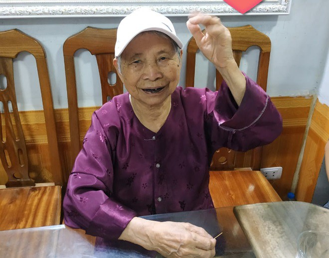 Bị sa sút trí tuệ đã 7 năm nay nhưng cụ Còi về thể chất vẫn rất khỏe mạnh nhờ vào sự quan tâm, chăm sóc của các con cháu.