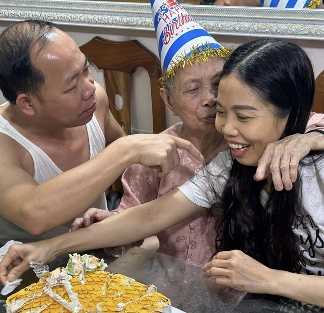Vợ chồng ông Hương hạnh phúc bên mẹ già gần 100 tuổi.