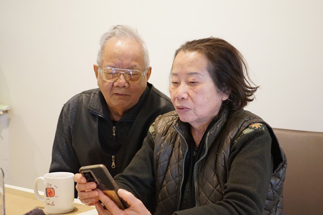 Một tuần 2 lần gặp nhau, hai ông bà lại xem lại những bức ảnh, hoặc cùng làm thơ. 