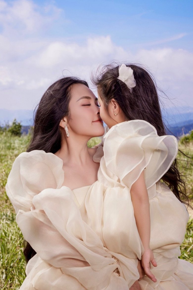 Nhân ngày Quốc tế Phụ nữ 8/3, Ngọc Mai tiếp tục gửi tặng khán giả ca khúc ý nghĩa Lời ru ánh sáng.