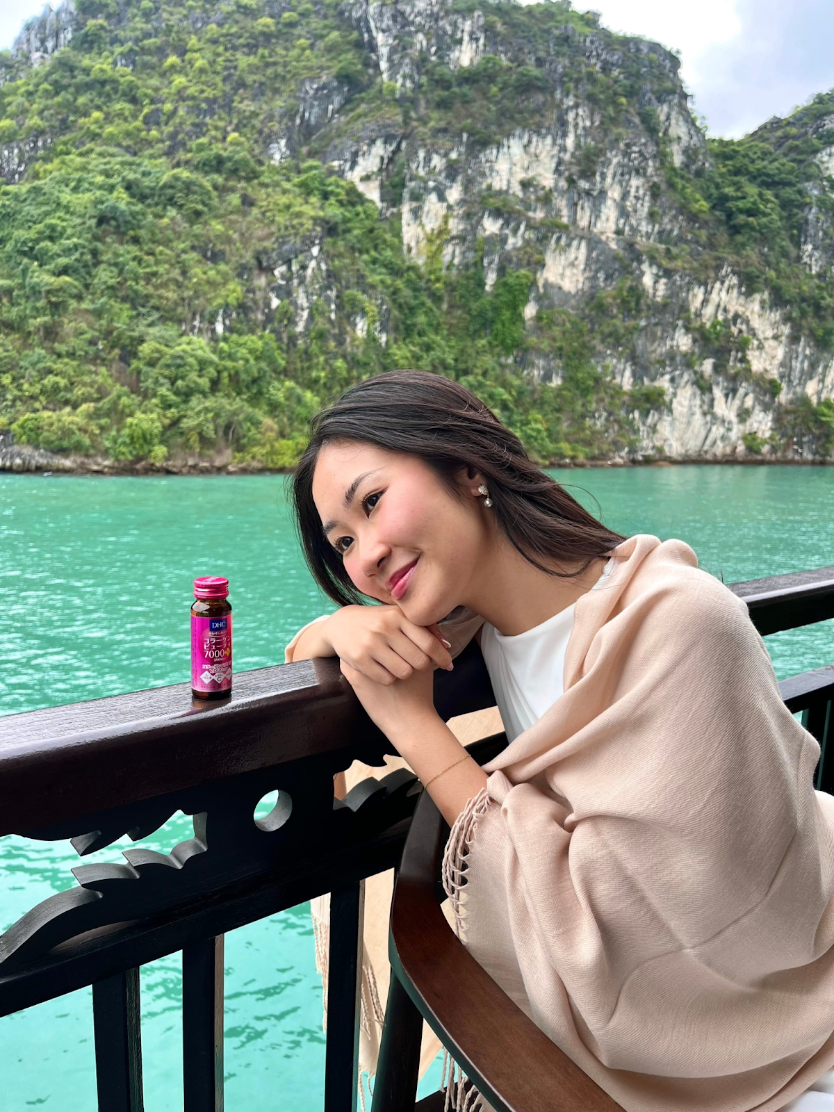 Sabrina Uyên Lưu chăm chỉ bổ sung Collagen nước ngay cả khi đã lên du thuyền để tổ chức đám cưới (Instagram: sabrina.uyenluu)