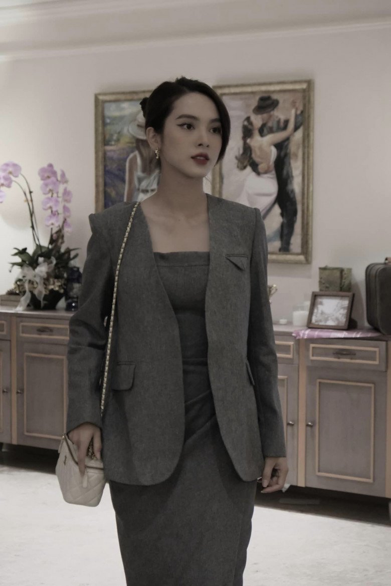 Quỳnh Lương cũng là mỹ nhân chăm diện blazer không cổ từ đời thường đến đi sự kiện. 