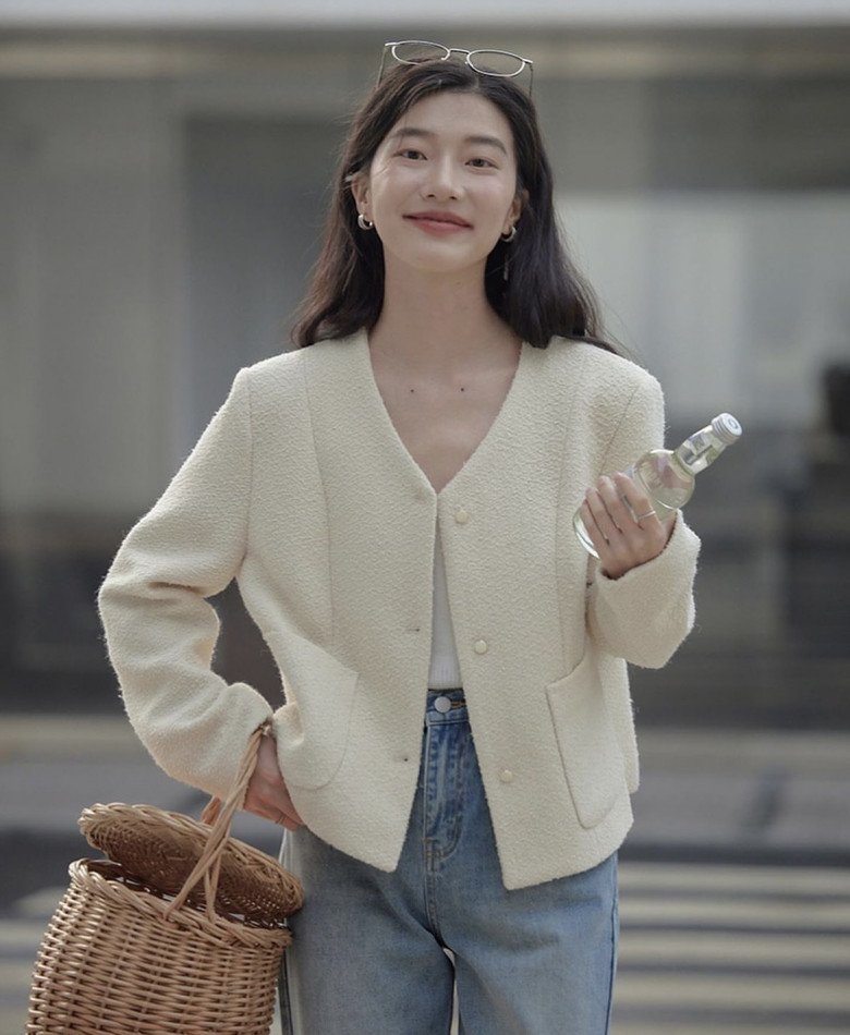 Mẫu áo blazer không cổ sẽ mang lại cảm giác thanh thoát hơn cho người diện, giúp khoe được ưu điểm phần cổ hạc hay xương quai xanh. 