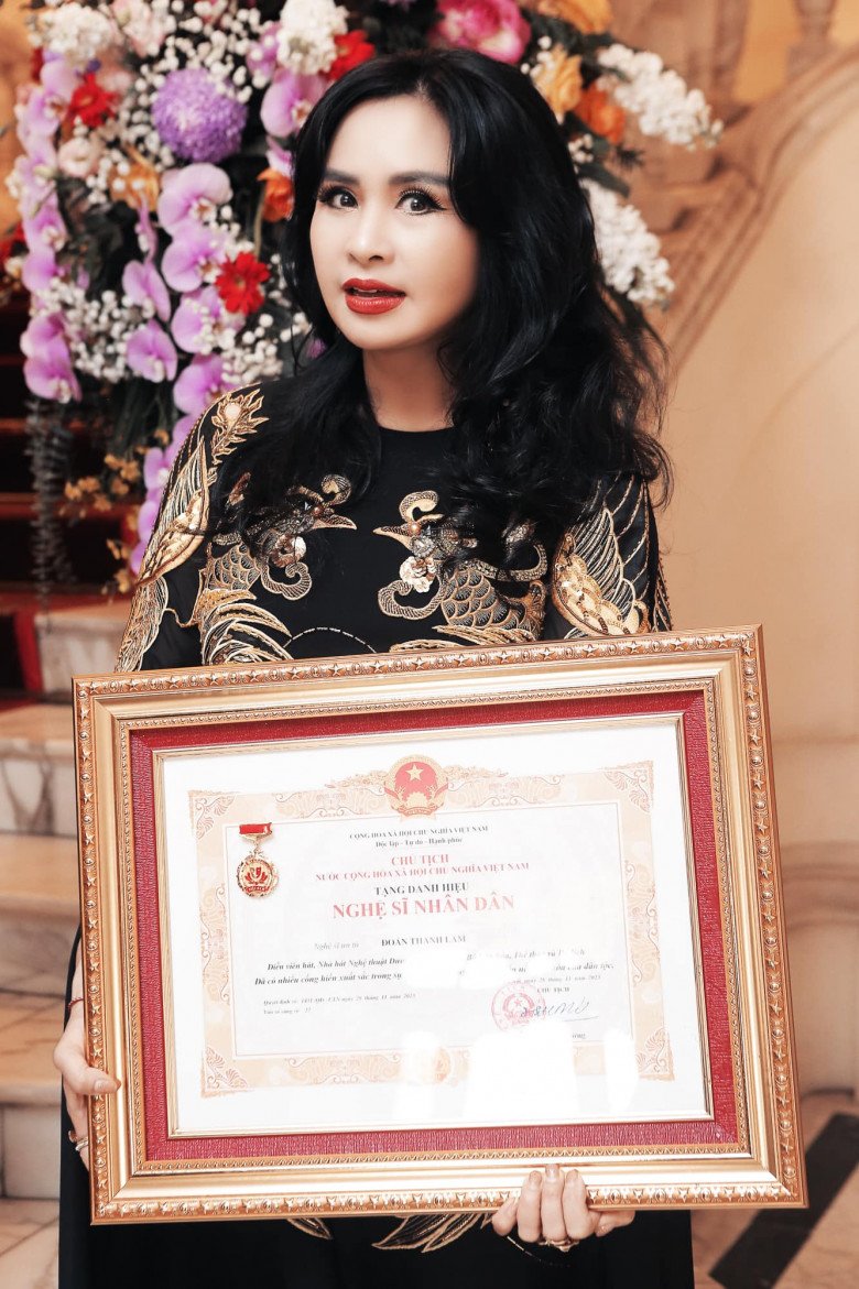 Thanh Lam đầy tự hào cùng mẹ ruột đi nhận danh hiệu NSND danh giá.