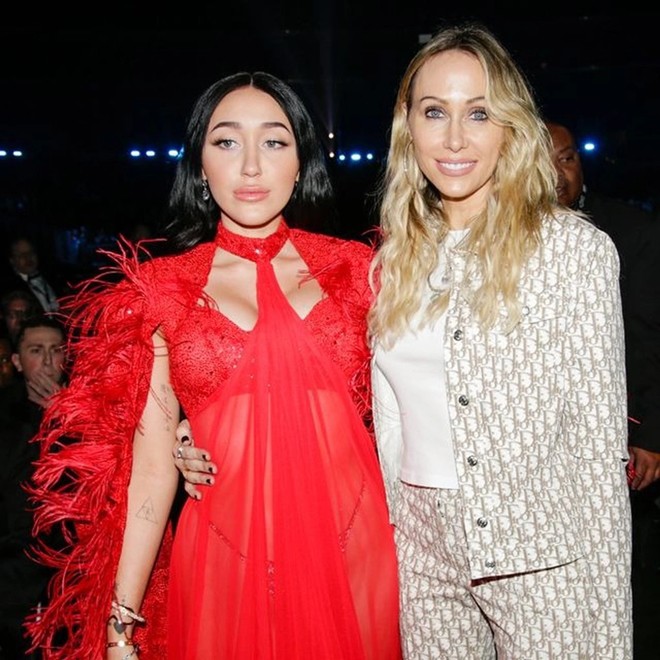 Noah Cyrus bị cho là ảo tưởng về mối quan hệ lãng mạn với bố dượng. 