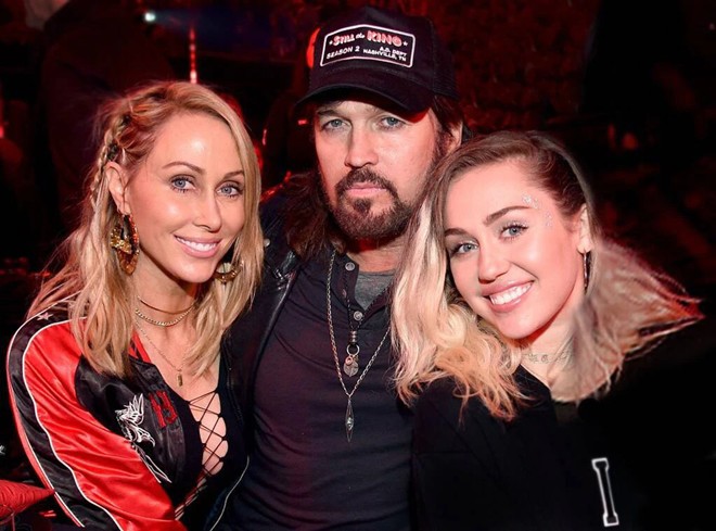 Nữ ca sĩ bên bố mẹ cô - cặp đôi Billy Ray Cyrus và Tish Cyrus.