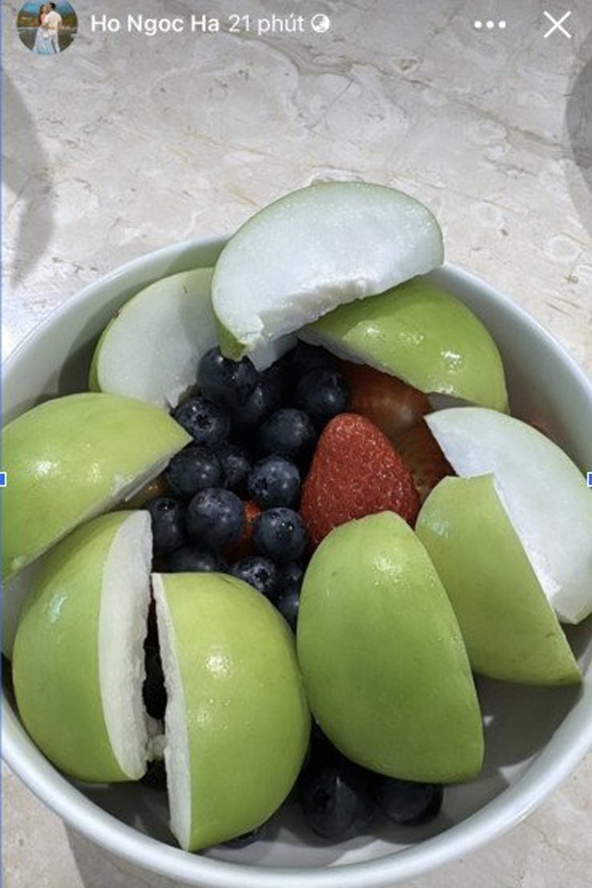 Bà xã Kim Lý từng khoe phần ăn nhẹ toàn trái cây giàu dinh dưỡng, ít đường, ít calo như táo xanh, việt quất, dâu tây,... tốt cho làn da, sức khỏe cũng như hỗ trợ giảm cân.