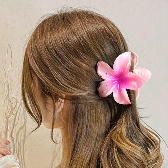 Lưu ý cách kẹp để suối tóc rơi xuống từ bông hoa một cách hoàn hảo như thế này.