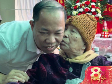 Cảm động con trai U50 chăm sóc mẹ U100 như em bé: Nịnh ăn từng thìa sữa, tối ngủ trong vòng tay mẹ