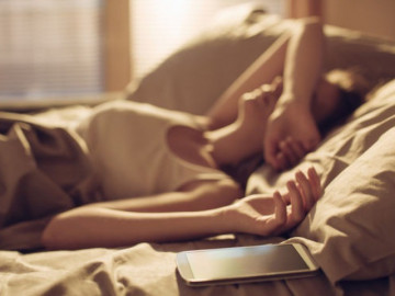 Xin nghỉ làm vì ốm, lúc sau cô gái bàng hoàng khi thấy ông chủ đứng ở đầu giường mình