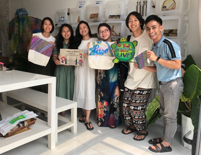 Minh Thư chụp hình kỉ niệm với khách hàng yêu thích sản phẩm sống xanh, giảm nhựa. Các khách hàng đủ mọi lứa tuổi, nhưng phần lớn là các bạn trẻ có mong muốn được trải nghiệm, sử dụng các sản phẩm thân thiện với môi trường.