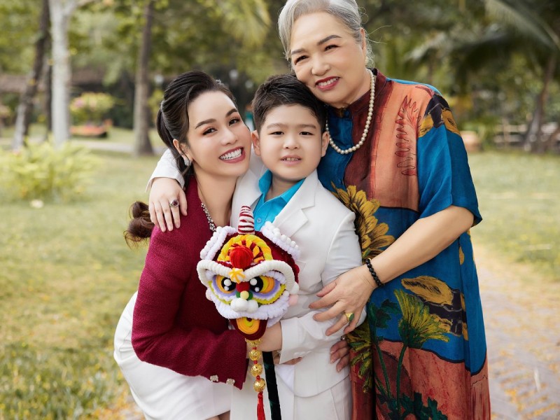 Đăng ảnh bên cạnh mẹ ruột và con trai, Nhật Kim Anh gửi lời chúc: "Điều tuyệt vời nhất là con có mẹ và khi con làm mẹ. Con xin chúc mẹ của con luôn mạnh khoẻ và mỉm cười".
 
