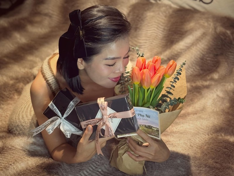 Nhân dịp Quốc tế Phụ nữ 8/3, các sao Việt dành ngày đặc biệt cho người thân thương. Nhiều nghệ sĩ hạnh phúc chia sẻ những lời chúc, món quà ý nghĩa lên trang cá nhân. Mới đây, Lệ Quyên gây chú ý khi khoe quà "khủng" do bạn trai Lâm Bảo Châu tặng.

