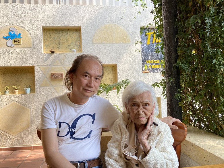 Anh Nguyễn Thi chụp hình với mẹ. Ảnh: NVCC.