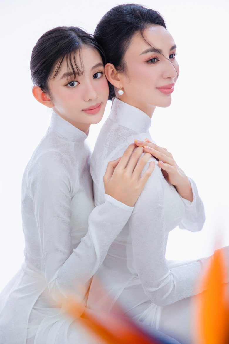 Chiko mới thực hiện bộ ảnh thời trang áo dài trắng tinh khôi cùng với mẹ.