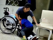 Yêu con - Thấy mẹ bị ngã, cậu bé 4 tuổi có hành động khiến ai nhìn vào cũng chảy nước mắt