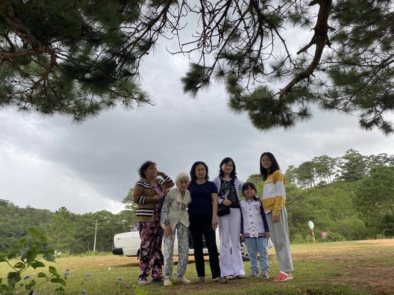 Cụ Dết bên các con gái và các cháu. Ảnh: NVCC.