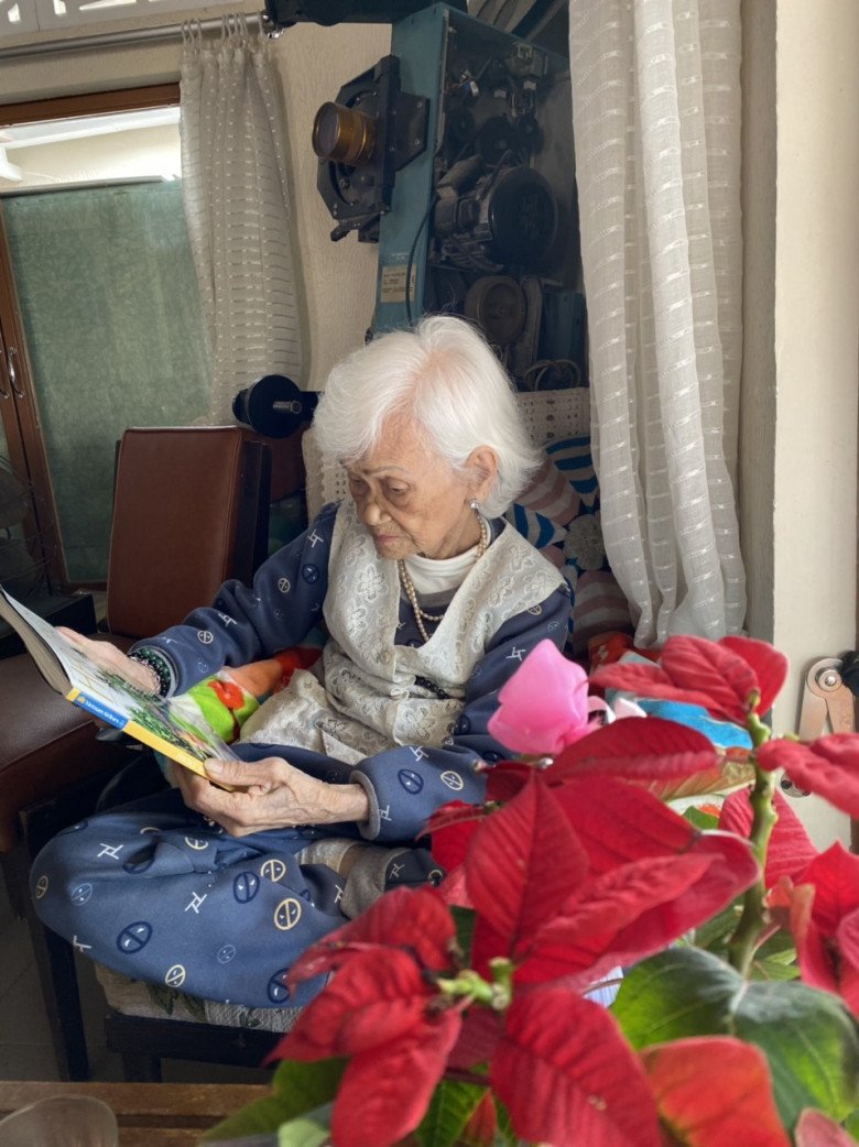 96 tuổi, cụ Dết mất vẫn sáng, còn đọc được sách báo. Ảnh: NVCC.