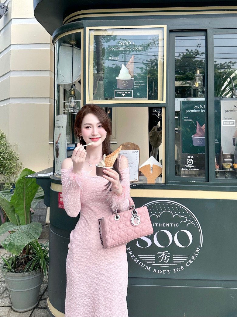 Thêm một phiên bản khác của Lady Dior từng được cô nàng trưng diện đó là mẫu D-Joy Micro Bag có giá trị khoảng trăm triệu.