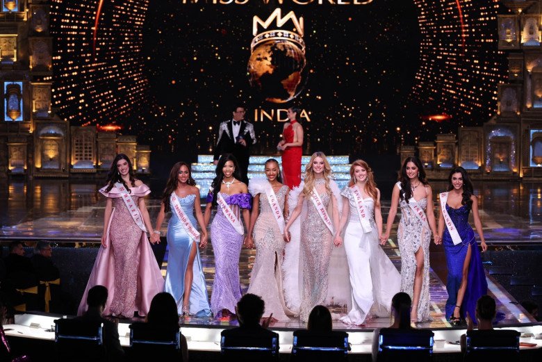 Top 8 mỹ nhân đẹp nhất đường đua Hoa hậu Thế giới lần lượt gọi tên: Brasil, Trinidad and Tobaco, Botswana, Uganda, Cộng hoà Séc, Anh quốc, Ấn Độ và Lebanon.