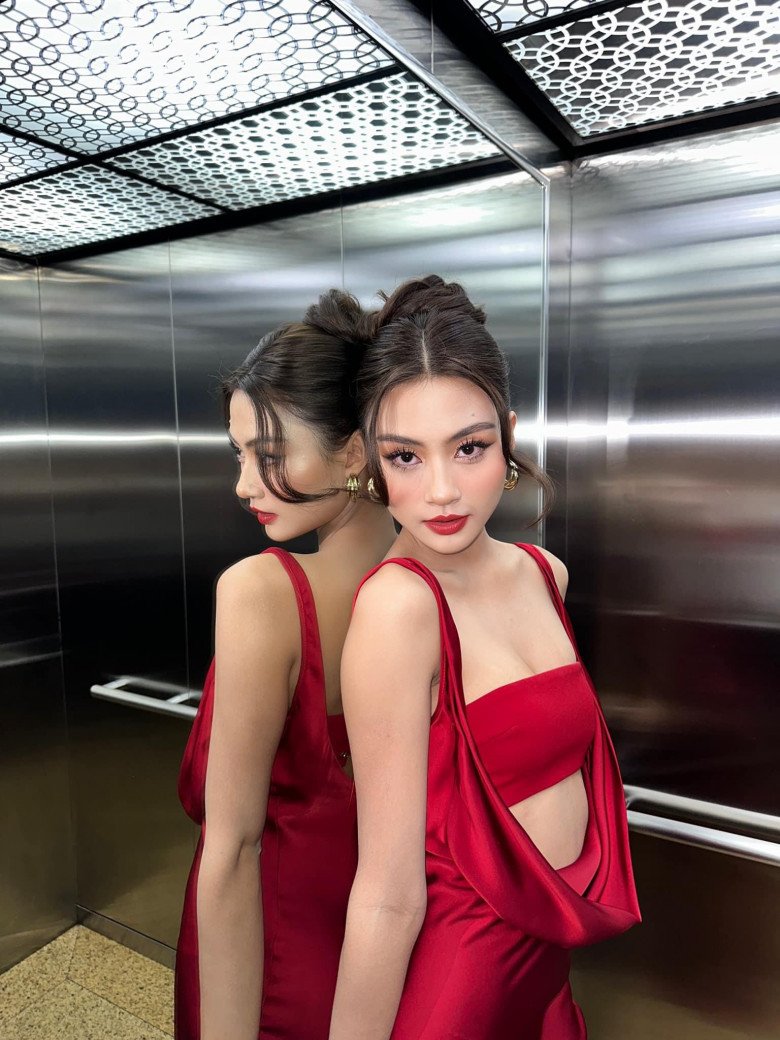 Miss Cosmo Vietnam 2023 thiêu đốt ánh nhìn người đối diện khi khoác lên người váy áo đỏ rực khoe khéo đôi gò bồng đảo.