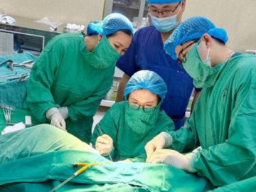 Bé gái 11 tuổi bị dị tật tử cung đôi