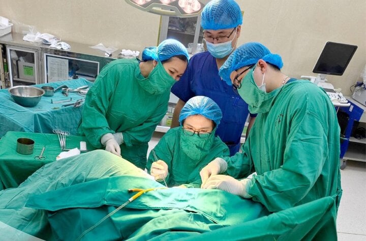 Các bác sĩ phẫu thuật cho người bệnh. Ảnh: Bệnh viện cung cấp