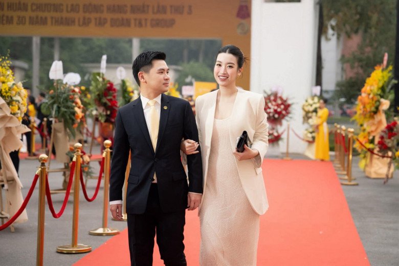 Trước đó, nàng hậu thường đóng bộ đầm dáng suông để che khéo vòng 2.