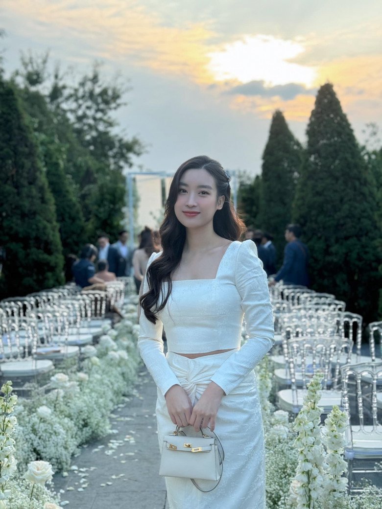 Đỗ Mỹ Linh vốn yêu thích đồ màu trắng. Item này vốn không nịnh dáng với những ai có body mũm mĩm. Hội người sau sinh thường cạch mặt thời trang sáng màu nhưng Đỗ Mỹ Linh lại ngược lại. Thời gian gần đây, cô còn chăm bổ sung đồ hở eo.