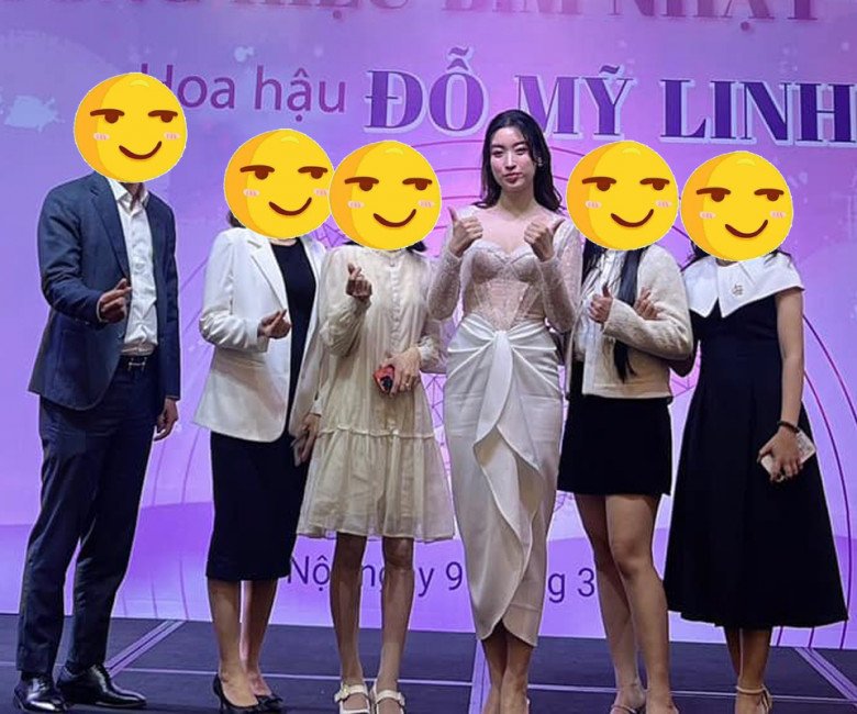 Có thể thấy, bà mẹ 1 con đã gầy hơn so với khoảng thời gian trước đó rất nhiều. Diện đồ bó sát nhưng cô vẫn đẹp rạng rỡ. Hình ảnh được chụp bởi cam thường của người có trong sự kiện cũng cho thấy, vóc dáng eo ót và mãn nhãn của mẹ bỉm sữa.