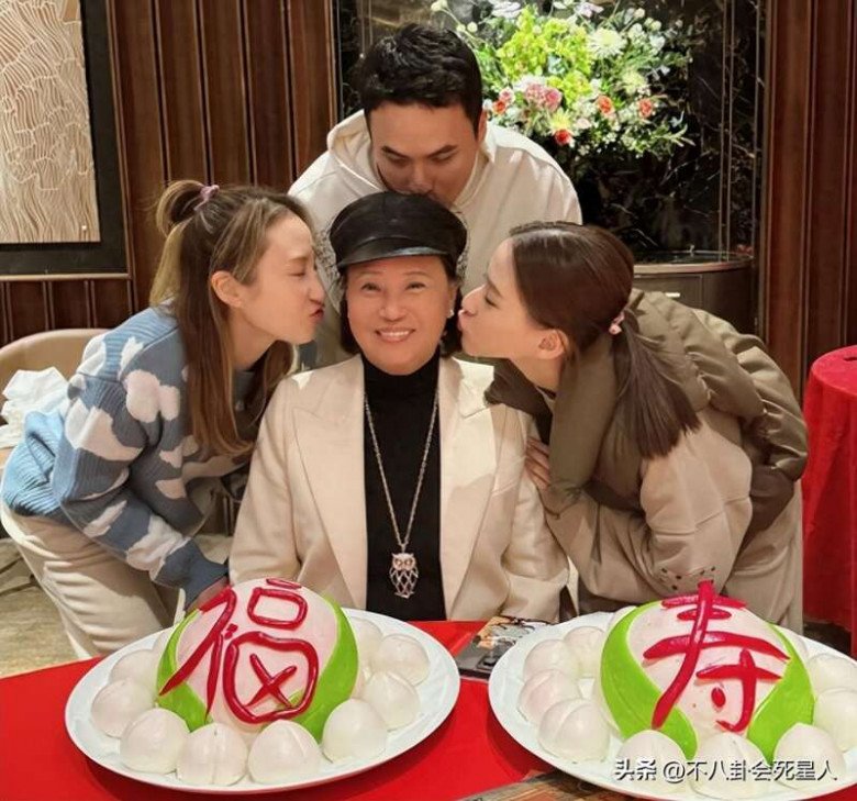 Bà Uyển Trân đón sinh nhật 70 tuổi cùng ba người con là Hà Siêu Vân, Hà Siêu Liên và Hà Du Khải.