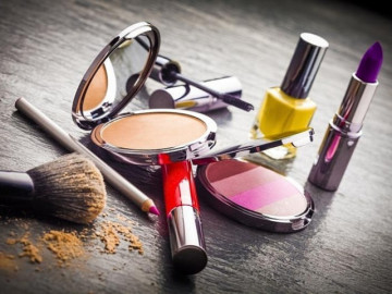 Viêm da, phồng rộp môi sau dùng mỹ phẩm secondhand