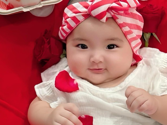 Con gái Lisa nhà Khánh Thi Phan Hiển tròn 6 tháng tuổi, mặt tròn như bánh bao, nặng gần 9kg